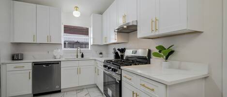 冷蔵庫、電子レンジ、オーブン、コンロ