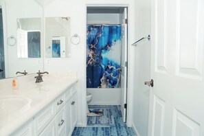 Suite Deluxe | Salle de bain | Ensemble douche/baignoire, articles de toilette gratuits