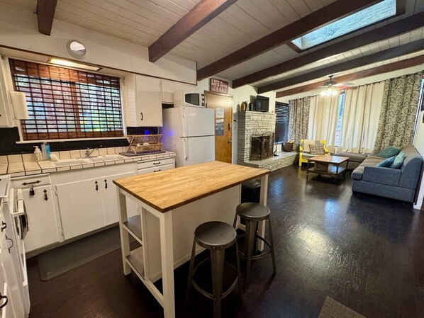 Fridge, microwave, oven, stovetop - Cozy Ski Run Cabin | Classic Fireplace | Sleeps 5 (South Lake Tahoe)