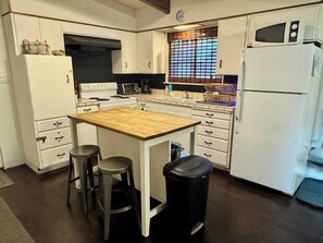 Fridge, microwave, oven, stovetop - Cozy Ski Run Cabin | Classic Fireplace | Sleeps 5 (South Lake Tahoe)