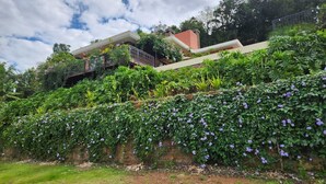 A multi-level house with a garden, a balcony, and a staircase. - Wonderful house with spectacular views of the Uruguay River - Goio En - Chapecó-SC (Chapecó)