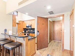 ثلاجة، ميكروويف، فرن، موقد طهي مسطح