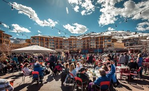 Outdoor dining - Cozy Ski-In/Ski-Out Hotel Room at Sundial Lodge – Sleeps 4 with Kitchenette & Jetted Tub (Park City)