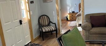 Charming New 2-bedroom house that’s close to it all