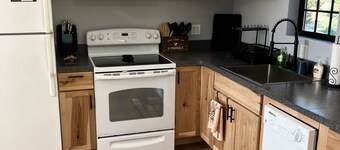 Charming New 2-bedroom house that’s close to it all