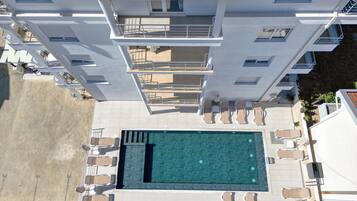 12 kolam renang terbuka, kabana percuma, payung kolam