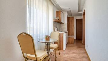 Superior-Apartment, Küche, Poolseite | Eigene Küche | Kühlschrank, Mikrowelle, Ofen, Herdplatte