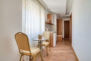 Superior-Apartment, Küche, Poolseite | Eigene Küche | Kühlschrank, Mikrowelle, Ofen, Herdplatte