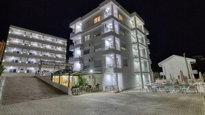 A multi-story hotel with outdoor seating and a pool area. - Aqua Lounge Aparthotel Ulcinj (Ulcinj)
