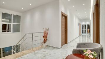 Kahden hengen deluxe-huone, parveke, uima-altaan luona | Jaettu keittiö | Jääkaappi, mikroaaltouuni, uuni, liesi