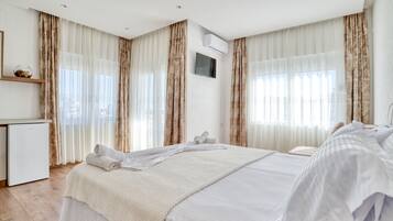 Deluxe Apartment, Kitchen, Poolside