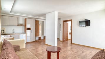 Luxe appartement, keuken, aan het zwembad | Privékeuken | Een koelkast, een magnetron, een oven, een kookplaat