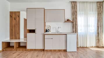 Een koelkast, een magnetron, een oven, een kookplaat