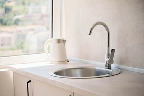 Fridge, microwave, oven, stovetop - Aqua Lounge Aparthotel Ulcinj (Ulcinj)