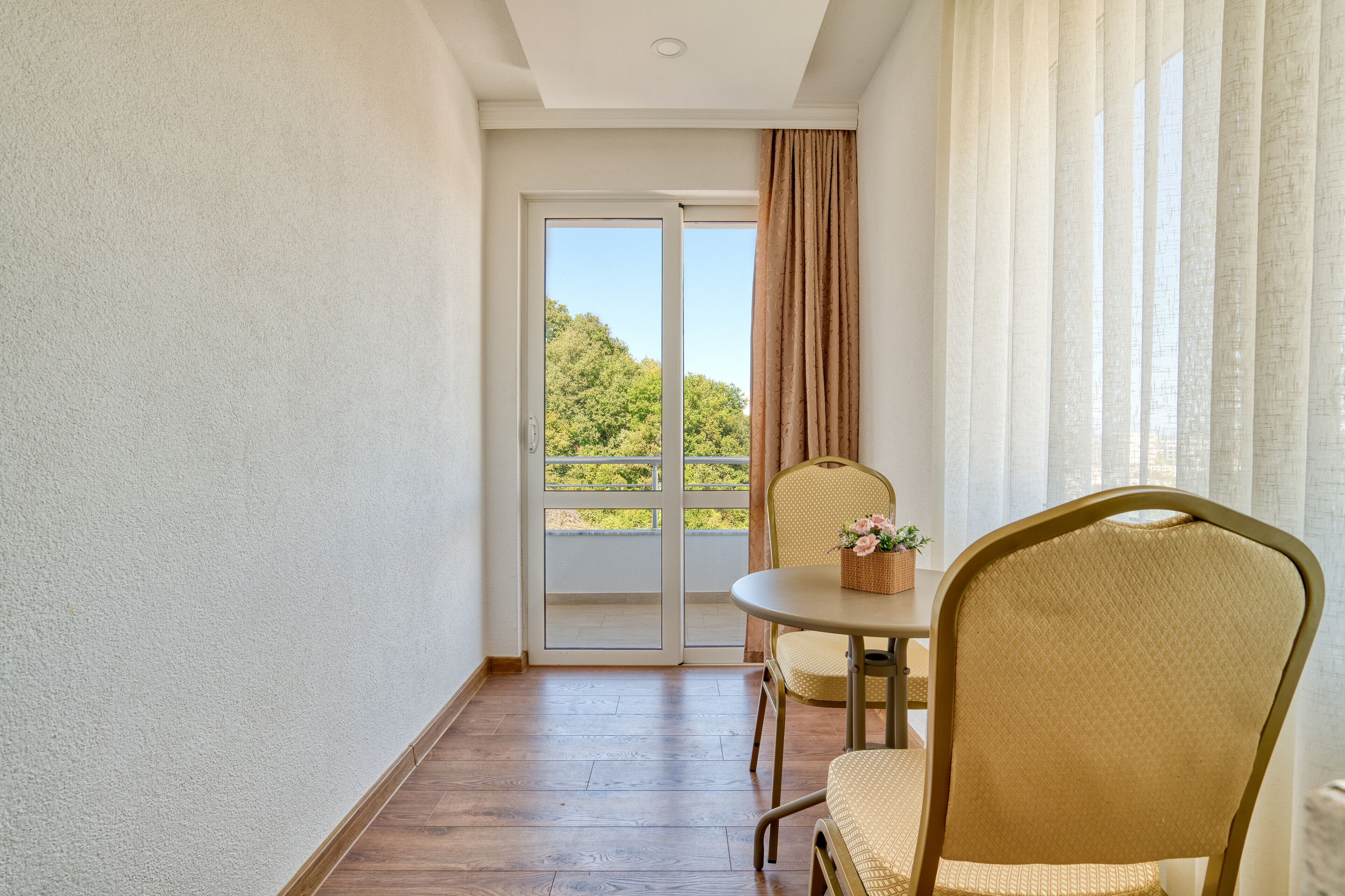 Superior Apartment, Kitchen, Poolside | Room amenity