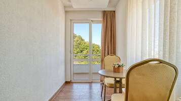 Superior Apartment, Kitchen, Poolside | Kemudahan bilik