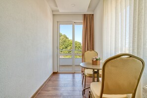 Superior Apartment, Kitchen, Poolside | Room amenity