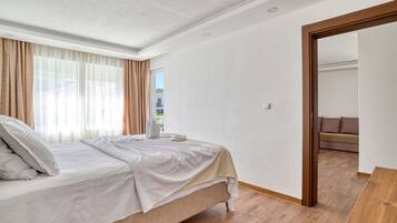 Luxury-Apartment, Küche, Poolseite | Hochwertige Bettwaren, Daunenbettdecken, Pillowtop-Betten, Zimmersafe