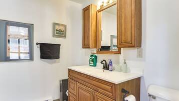 Een haardroger, handdoeken, zeep, toiletpapier