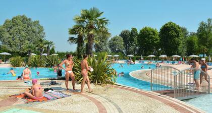 Schöne Wohnung in einem Ferienhaus für 6 Gäste mit Klimaanlage, Pool, W-LAN und Terrasse
