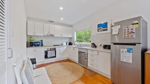 Fridge, microwave, oven, stovetop - Wilson Beach House Wifi and Linen Included (Inverloch)