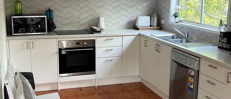 Geladeira, micro-ondas, fogão, cooktop