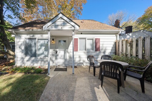 Charming 2-bedroom Cap Cod style cottage