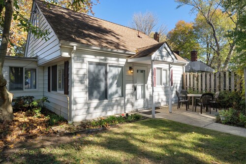Charming 2-bedroom Cap Cod style cottage
