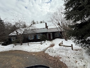 Exterior - Tranquil lodge Ski. Stay. Hike. Soak in the River and Views. (Brookline)