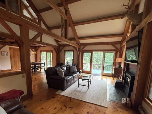 Tranquil lodge Ski. Stay. Hike. Soak in the River and Views.