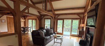 Tranquil lodge Ski. Stay. Hike. Soak in the River and Views.