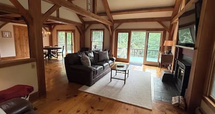 Tranquil lodge Ski. Stay. Hike. Soak in the River and Views.