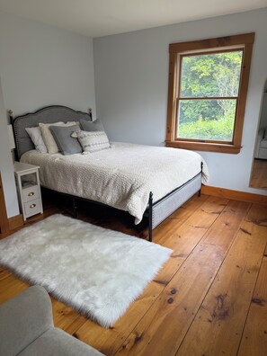 3 bedrooms, WiFi, bed sheets - Tranquil lodge Ski. Stay. Hike. Soak in the River and Views. (Brookline)
