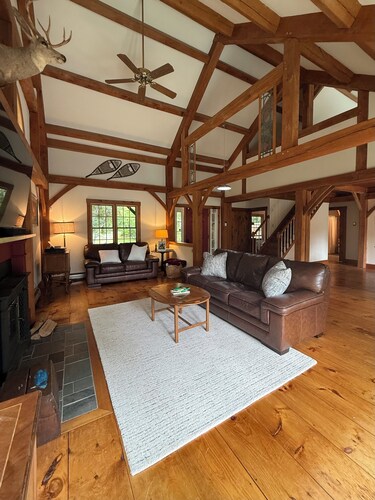 Tranquil lodge Ski. Stay. Hike. Soak in the River and Views.