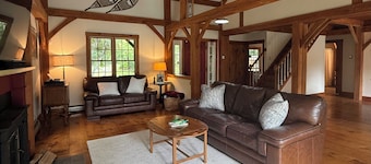 Tranquil lodge Ski. Stay. Hike. Soak in the River and Views.