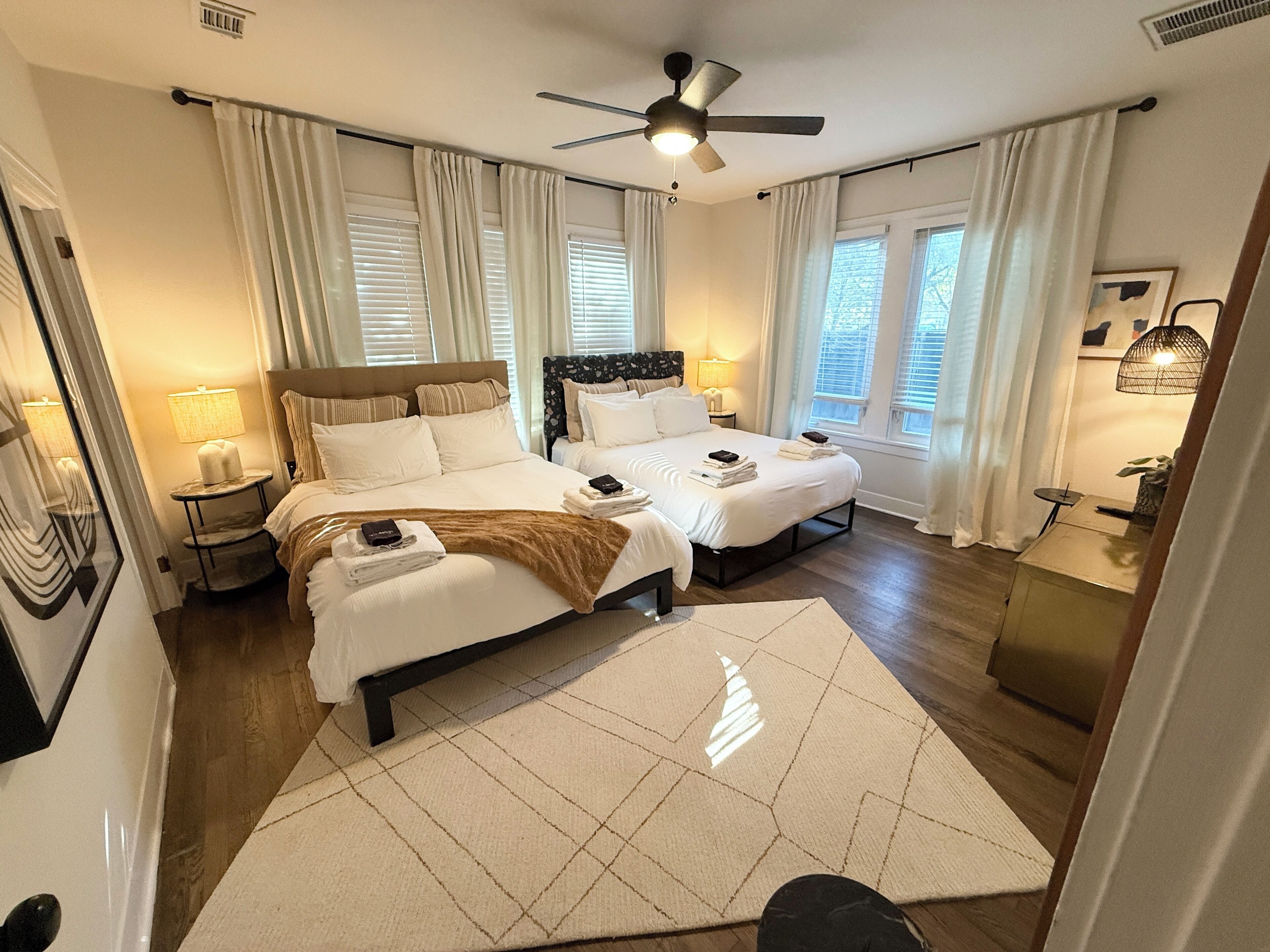 2 makuuhuonetta, työpöytä, silitysrauta/-lauta, ilmainen Wi-Fi