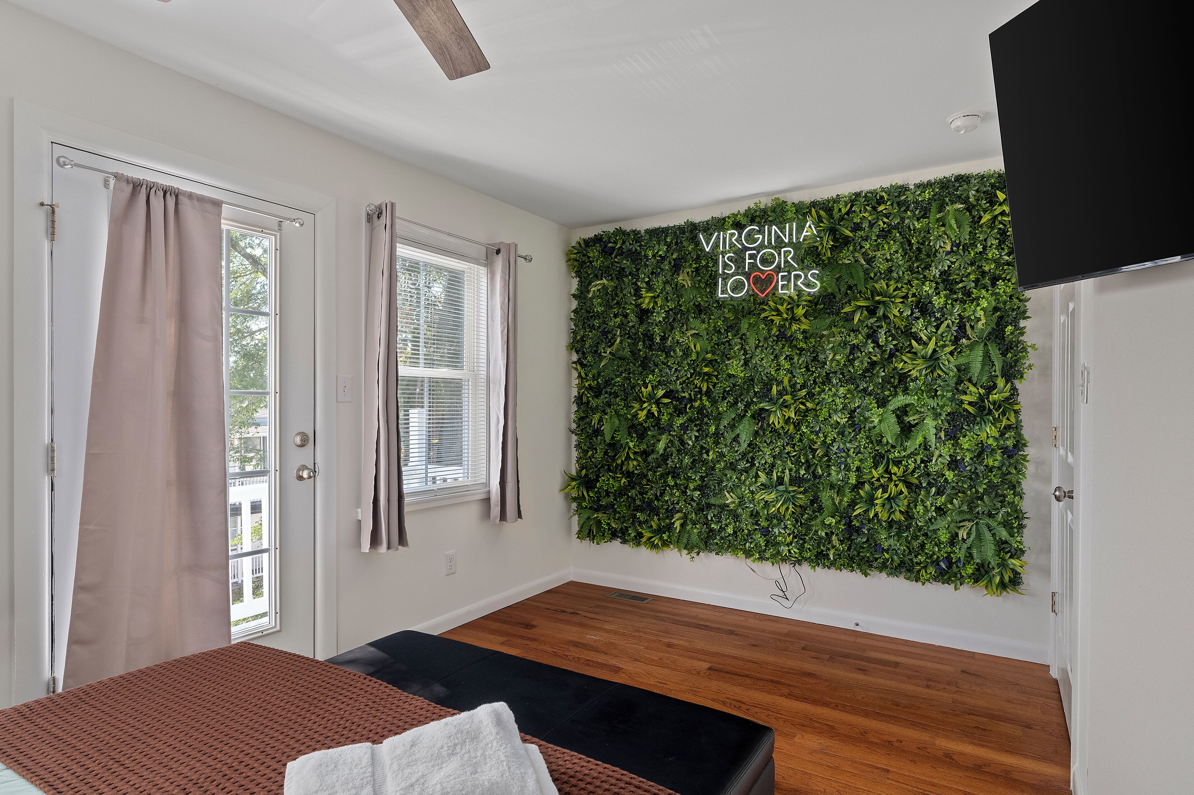 5 bedrooms, iron/ironing board, WiFi, bed sheets