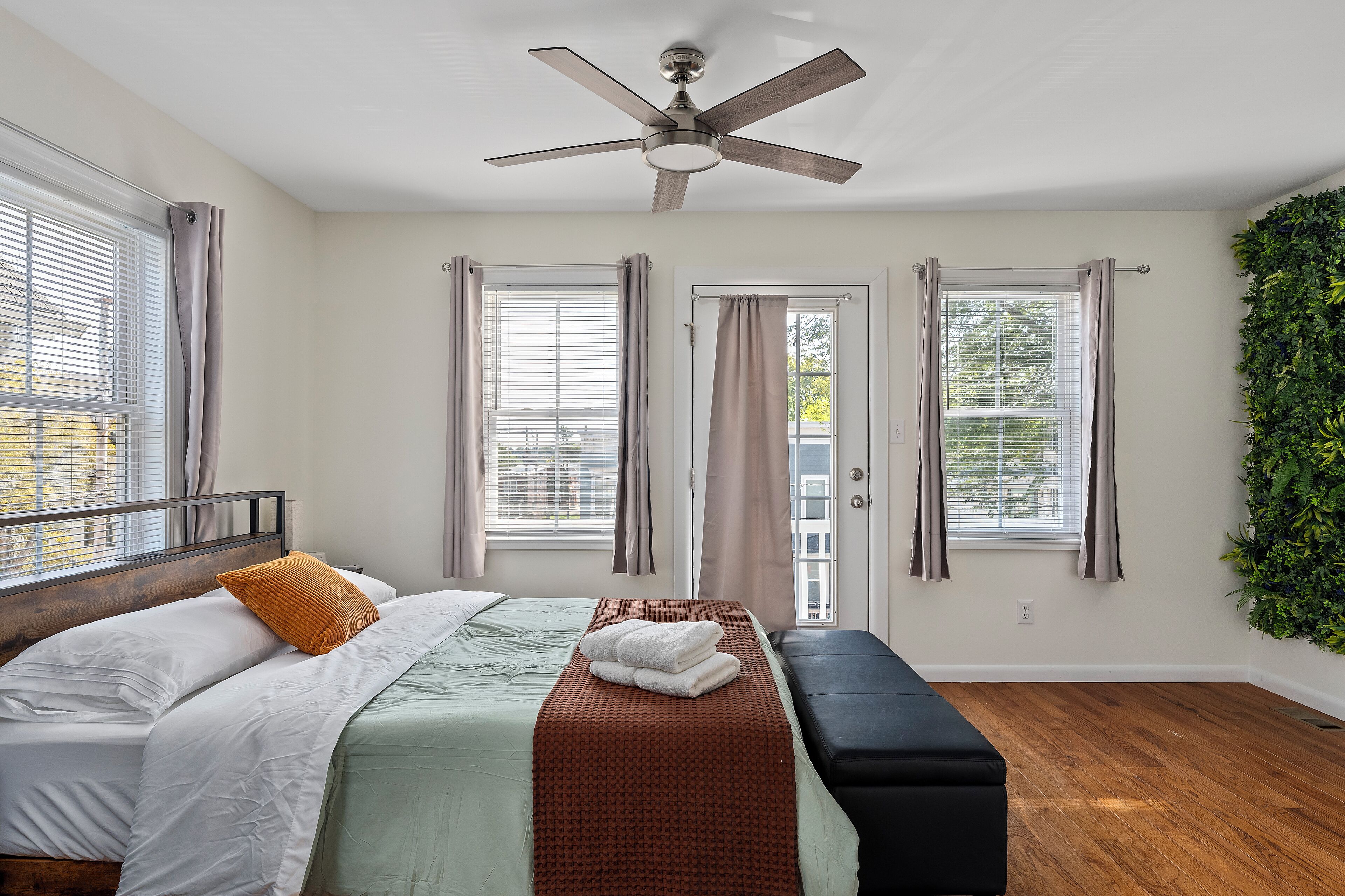 5 bedrooms, iron/ironing board, WiFi, bed sheets