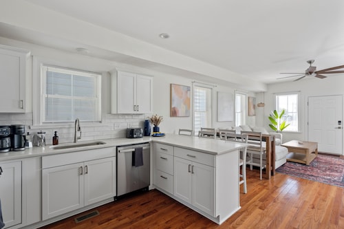 Modern 5 Bedroom City Retreat + Walkable + Private Baths + Large Groups