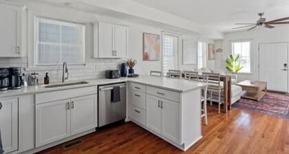 Modern 5 Bedroom City Retreat + Walkable + Private Baths + Large Groups