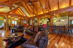 House | 6 bedrooms - Luxe Riverfront Escape Mtn Views Pickleball Ct (Burnsville)