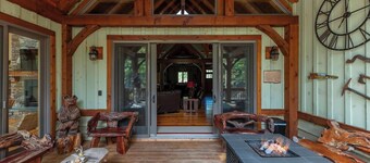 Luxe Riverfront Escape Mtn Views Pickleball Ct