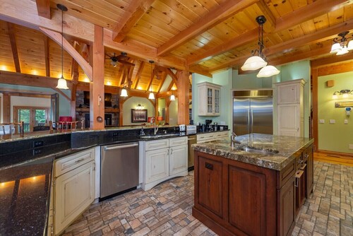 Luxe Riverfront Escape Mtn Views Pickleball Ct