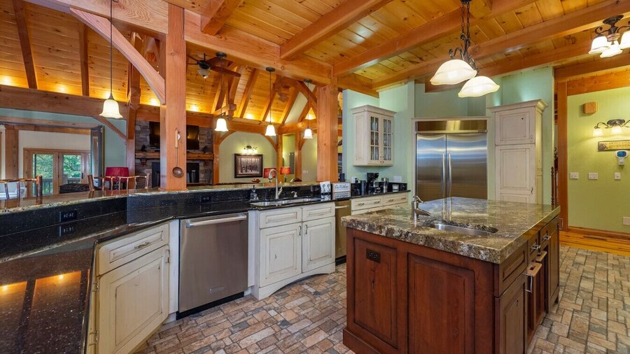 Luxe Riverfront Escape Mtn Views Pickleball Ct