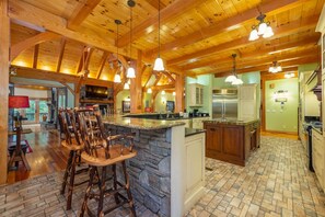 House | 6 bedrooms - Luxe Riverfront Escape Mtn Views Pickleball Ct (Burnsville)