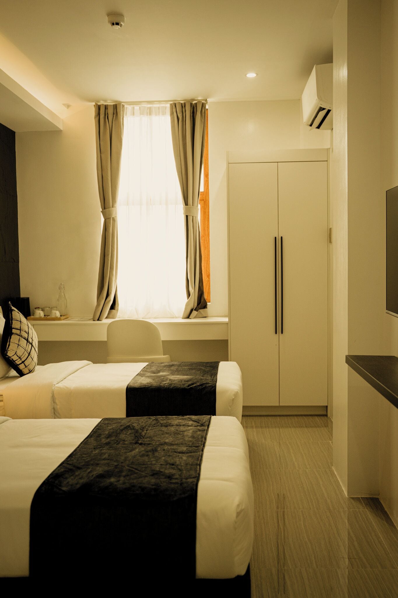 Quarto duplo standard, vista para a cidade | Cofres nos quartos, escrivaninha, ferros/tábuas de passar roupa