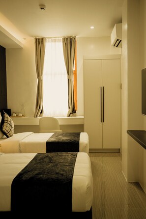 Kamar Twin Standar, pemandangan kota | Brankas, meja kerja, dan setrika/meja setrika
