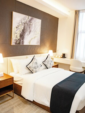 Habitación doble Confort, vista a la ciudad | Caja de seguridad en la habitación y escritorio 