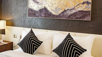 Deluxe-Doppelzimmer, Balkon, Stadtblick | Zimmersafe, Schreibtisch, laptopgeeigneter Arbeitsplatz