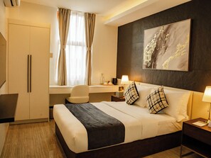 Habitación doble Confort, vista a la ciudad | Caja de seguridad en la habitación y escritorio 